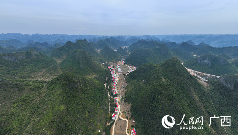 航拍大化縣古河鄉(xiāng)丹桂村。人民網(wǎng) 付華周攝