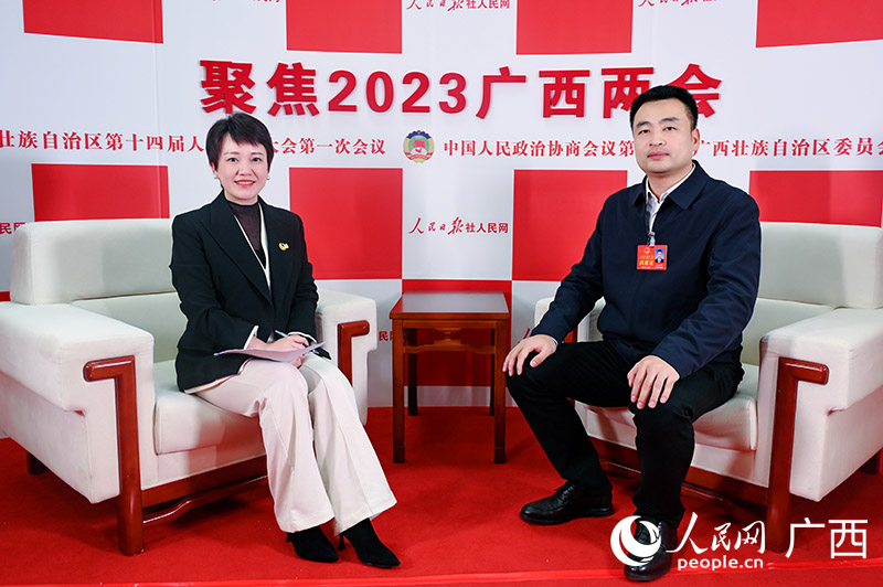 楊正沛代表（右）接受專訪。人民網(wǎng)記者 嚴立政攝