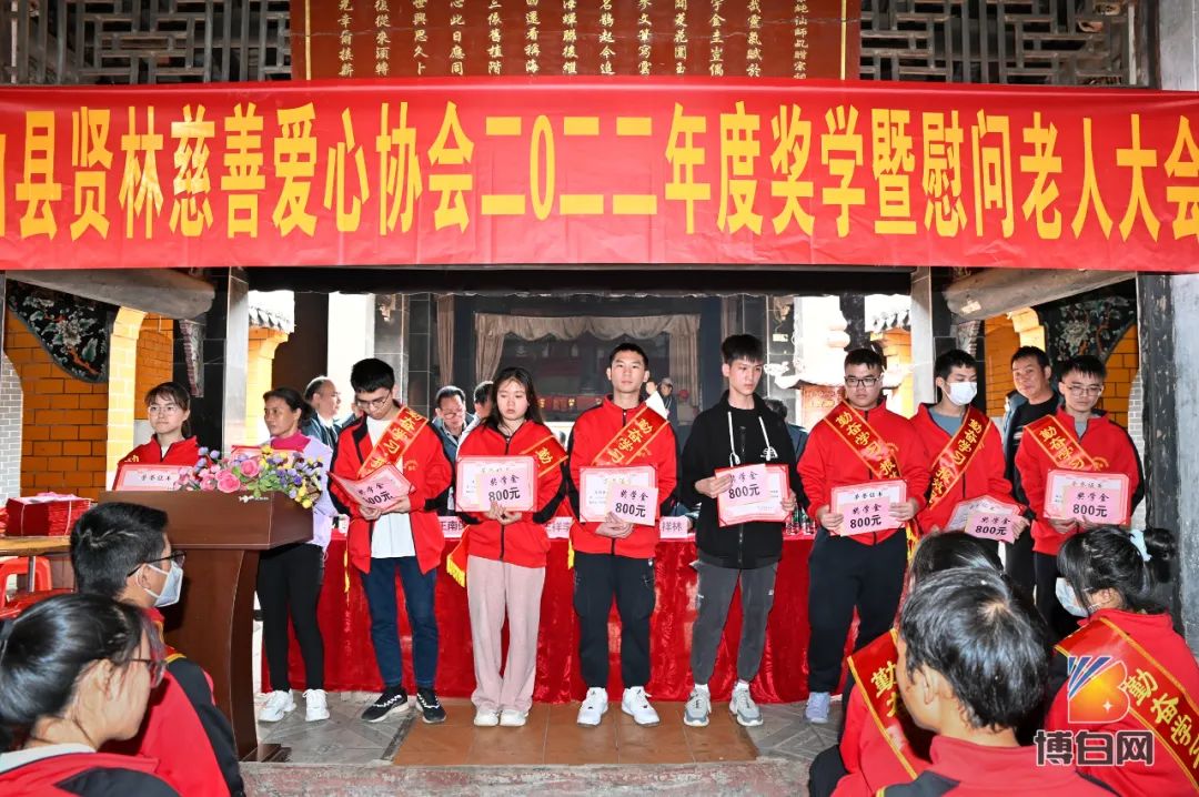 獎(jiǎng)學(xué)金頒發(fā)現(xiàn)場(chǎng)。博白網(wǎng)供圖