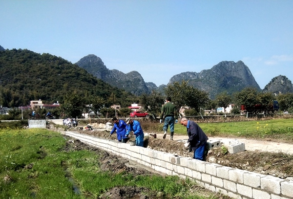 2022年1月10日，江龍村堅持“五事共治”組織維修崩塌的水利渠道。江龍村委供圖