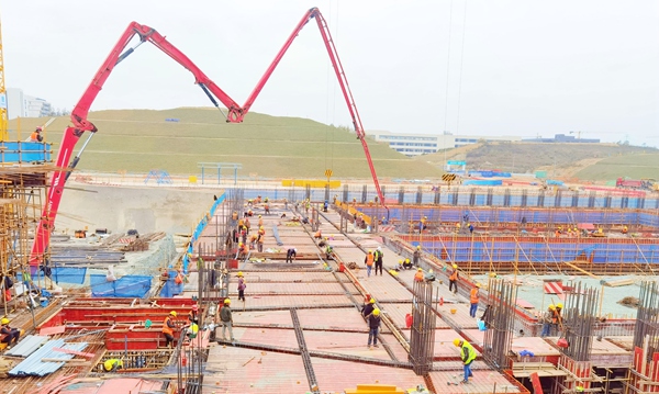 工地現(xiàn)場正在加緊施工。