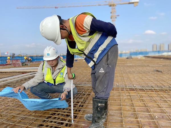 管理人員正在現(xiàn)場測量。