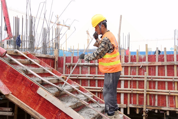 建筑工人正在拆模。