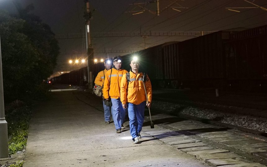 鄒興暉正準(zhǔn)備與工友上道檢修。楊蕭攝