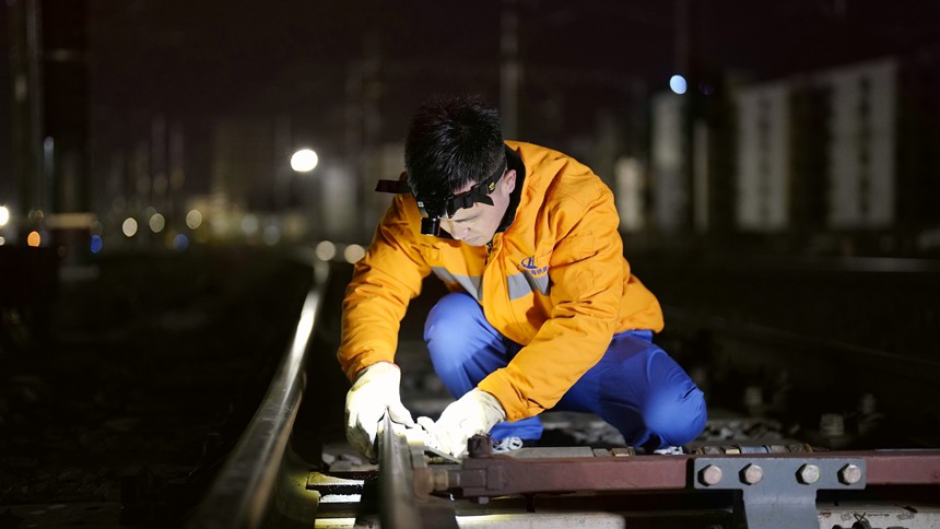 工作人員更換道岔桿件螺栓。楊蕭攝