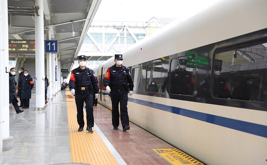 G2961次列車乘警在站臺巡邏。胡玄德攝