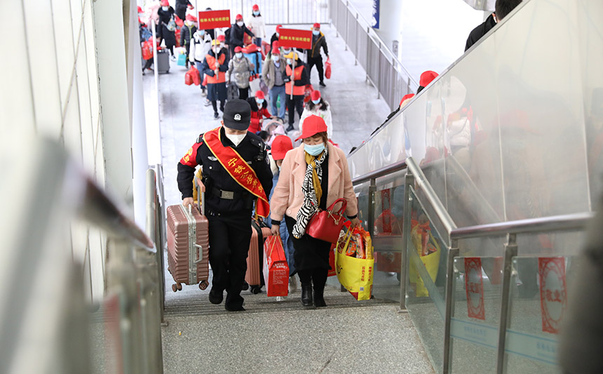 幫助旅客提拿行李。胡玄德攝