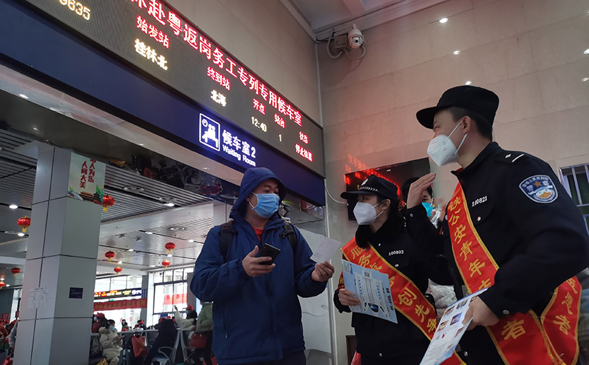 為旅客提供咨詢。梁蔭發(fā)攝