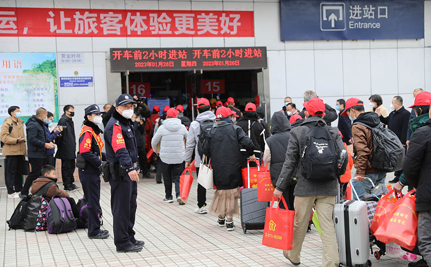 民警在進(jìn)站口引導(dǎo)返粵務(wù)工人員有序進(jìn)站。胡玄德攝