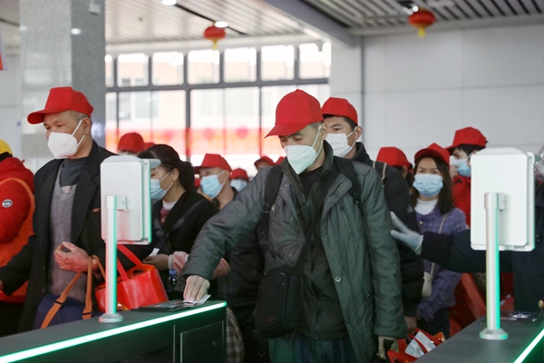 務工專列旅客有序檢票進站。陳雨雨攝