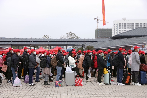 務(wù)工專列旅客有序排隊(duì)等候進(jìn)站。陳雨雨攝
