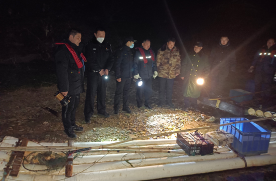 抓獲非法電魚現(xiàn)場(chǎng)。黃海濤攝