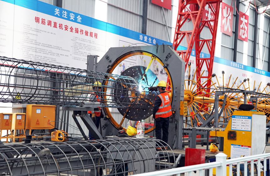 工人正在加緊焊接鋼筋籠。