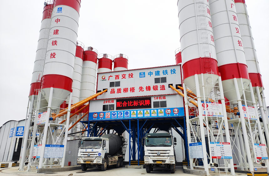 混凝土攪拌車駛出拌合站。