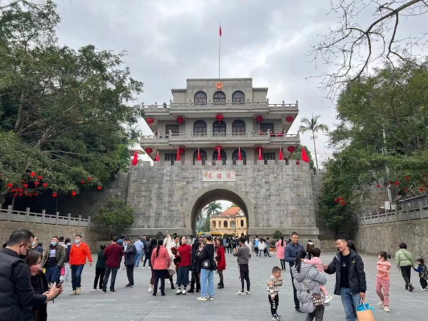 游客在友誼關(guān)關(guān)樓游玩。