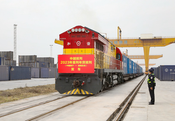 中越年貨班列從南寧國(guó)際鐵路港開(kāi)出。莫育杰攝
