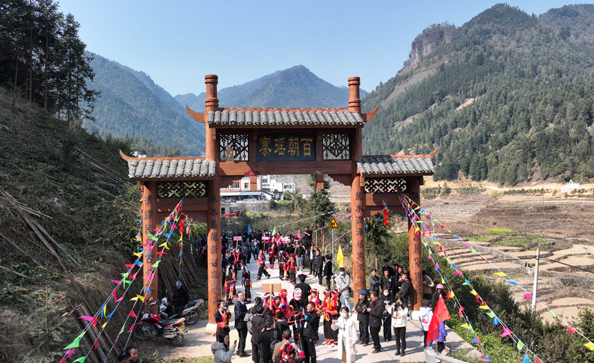 百朝村村頭游客行人絡(luò)繹不絕。