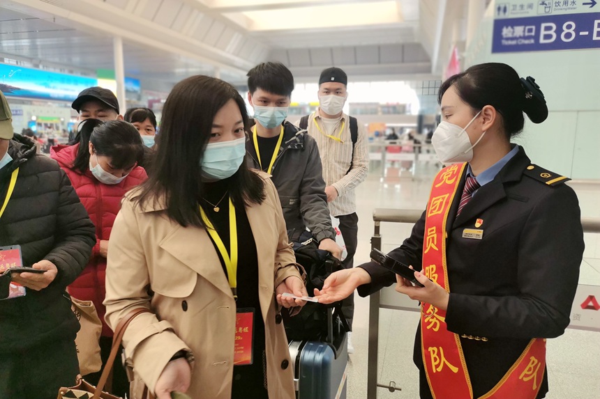 返崗復(fù)工退役軍人通過(guò)專用通道檢票進(jìn)站。李晶晶攝