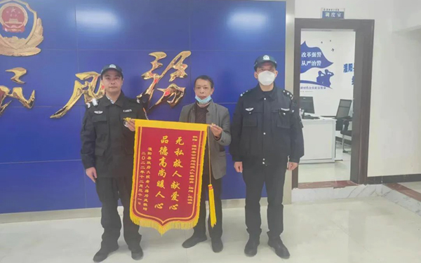 獲救老人家屬送錦旗表謝意。戴昌軍攝