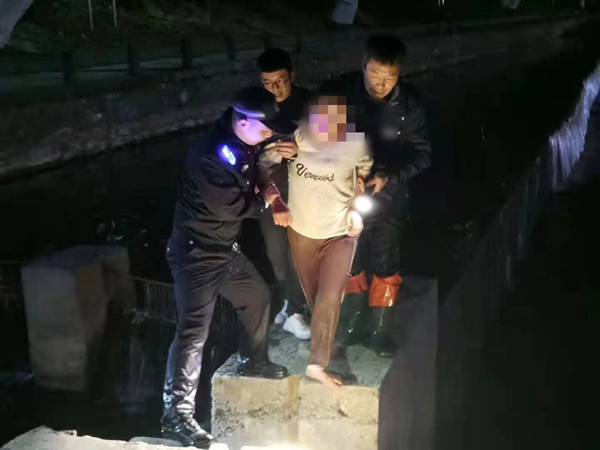 將年輕女子成功救上岸。戴昌軍攝