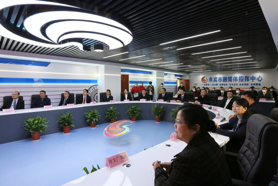 領導嘉賓走訪調研來賓市融媒體指揮中心。