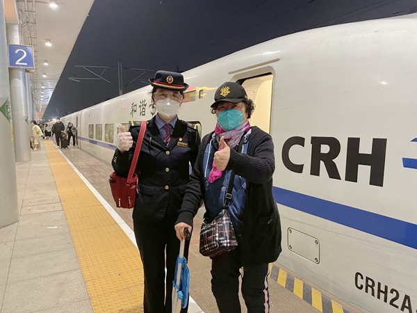 旅客為楊梅梅的服務(wù)點(diǎn)贊。周栩帆攝