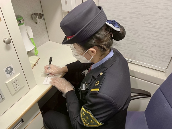 楊梅梅在便利貼上記錄重點(diǎn)旅客信息。周栩帆攝