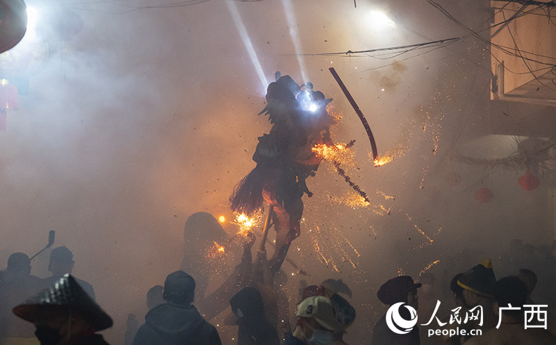 2023年賓陽舞炮龍活動現(xiàn)場。人民網(wǎng) 嚴(yán)立政攝