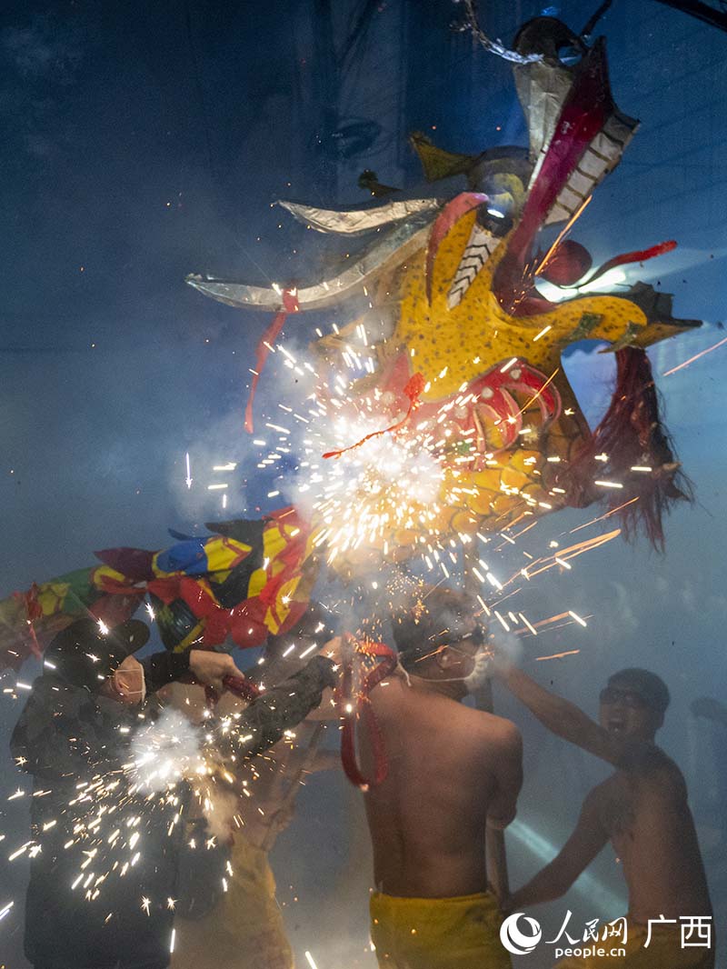 在賓陽縣城，人們點燃鞭炮“炸龍”以博得一年好兆頭。人民網(wǎng) 嚴(yán)立政攝