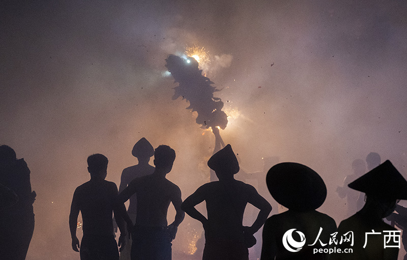 人們點燃鞭炮祈求來年風(fēng)調(diào)雨順。人民網(wǎng) 嚴(yán)立政攝