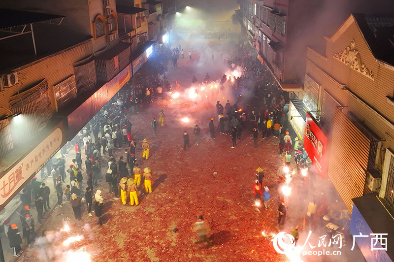 2023年賓陽民間舞炮龍活動吸引眾多市民游客參與狂歡。人民網(wǎng) 付華周攝