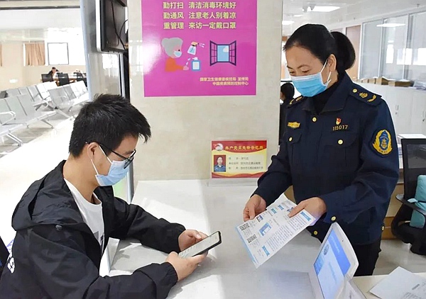 2.賀州市民服務(wù)中心交通運(yùn)輸局綜合窗口工作人員宣傳跨省通辦服務(wù)