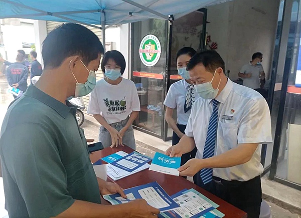 黨員深入一線推廣應(yīng)用電子證照