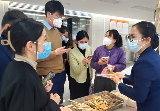 桂林銀行以“以買(mǎi)代幫”的形式，通過(guò)食堂采購(gòu)和職工福利，發(fā)動(dòng)全體員工積極采購(gòu)生態(tài)鴨。韋珊麗攝