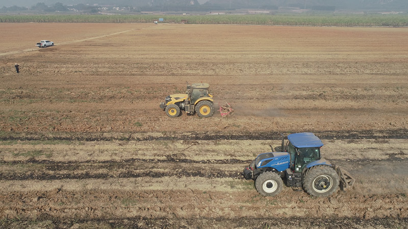 甘服公司開(kāi)展犁耙作業(yè)，為春耕做好準(zhǔn)備。