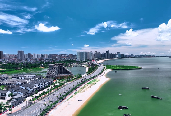 北海市廉州灣大道建成段航拍圖。北海市路港公司供圖_副本