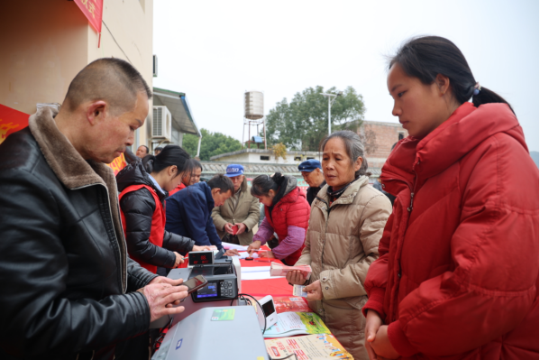 高埠村盤活土地資源壯大集體經(jīng)濟(jì)促產(chǎn)業(yè)振興簽約儀式后，村民排隊(duì)領(lǐng)取土地流轉(zhuǎn)租金。廖偉高攝