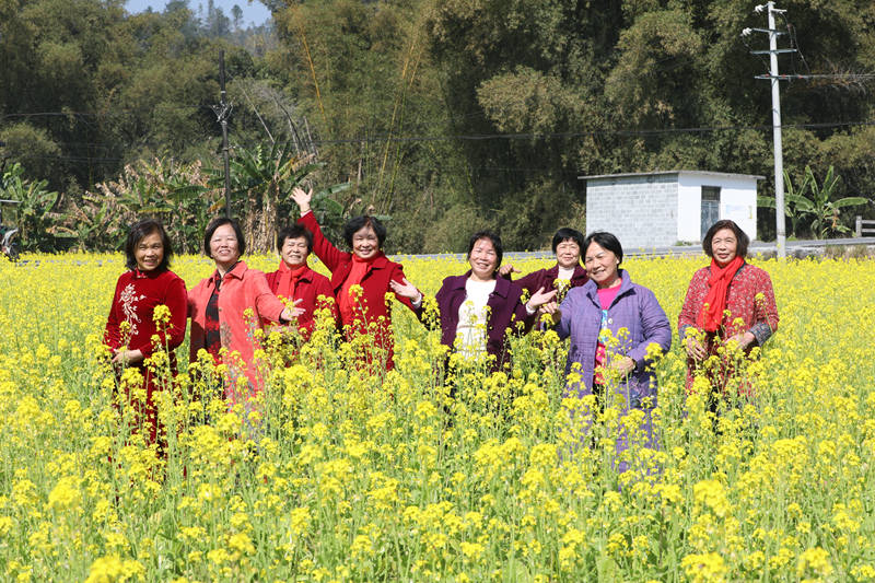 游客在花田中合影留念。東蘭縣融媒體中心供圖