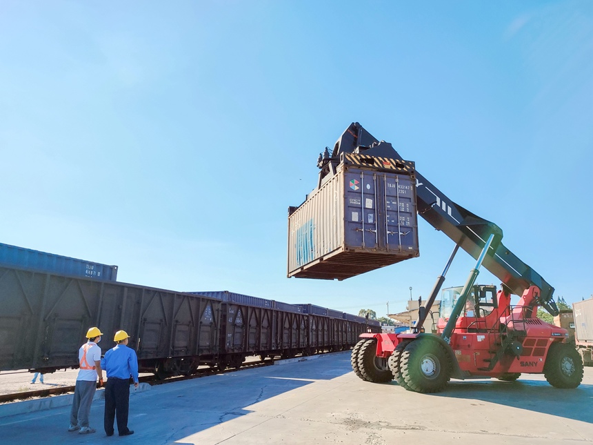 工作人員正在裝載貨物。白先振攝