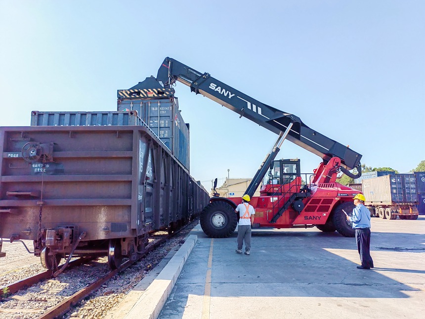 工作人員正在裝載貨物。白先振攝