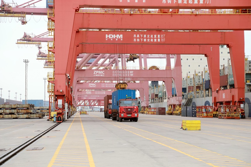 湛江港作業(yè)現(xiàn)場。陳飛驍攝