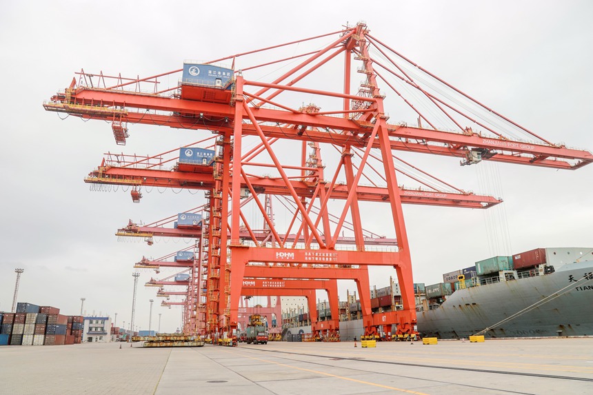 湛江港作業(yè)現(xiàn)場。陳飛驍攝