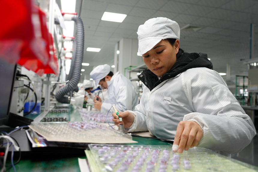 生產(chǎn)車間里工人對產(chǎn)品進行加工。