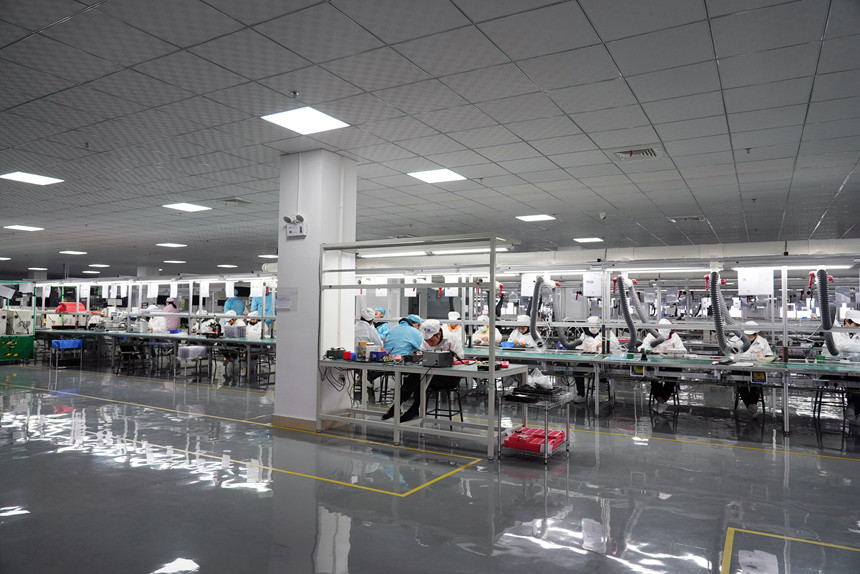 工業(yè)園區(qū)內(nèi),企業(yè)生產(chǎn)車間一景。