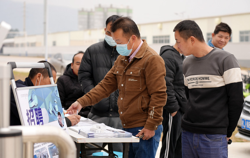 鐘山縣工業(yè)園區(qū)積極協(xié)助企業(yè)招募員工,幫助當(dāng)?shù)厝罕妼?shí)現(xiàn)就近就業(yè)。