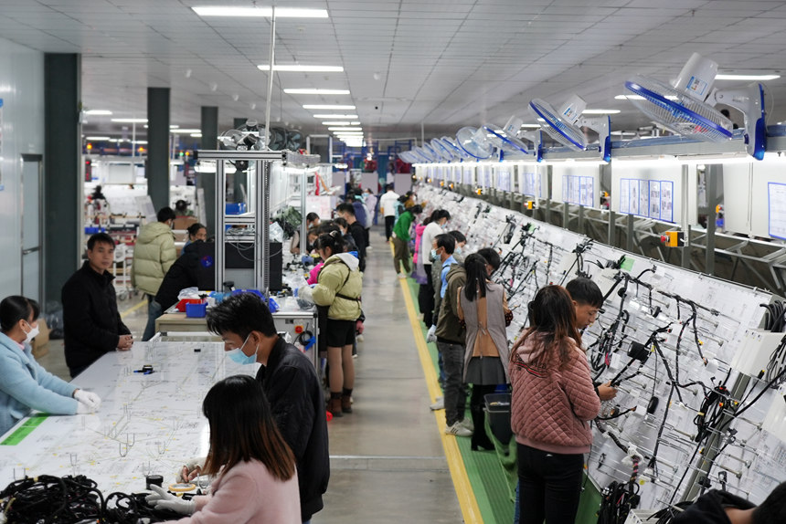 復(fù)工復(fù)產(chǎn)后,工業(yè)園區(qū)內(nèi)企業(yè)生產(chǎn)車間一景。