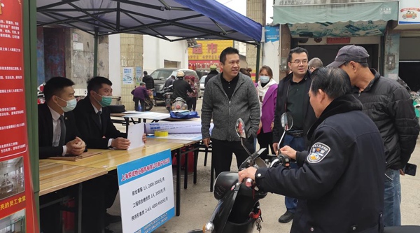 那馬鎮(zhèn)春風行動暨就業(yè)援助月現(xiàn)場招聘會現(xiàn)場。那馬鎮(zhèn)黨委供圖