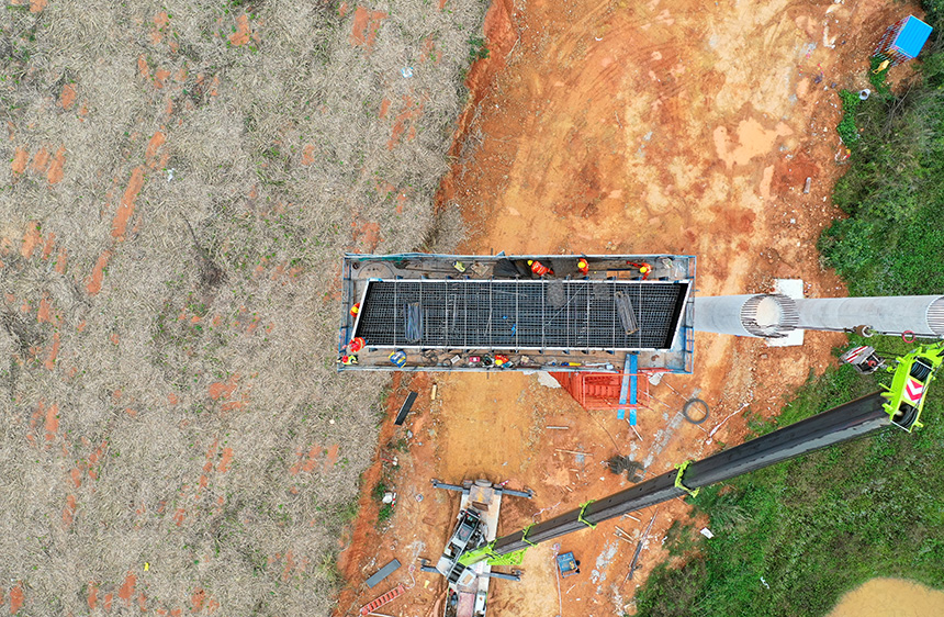 工人在明江大橋橋墩上進(jìn)行蓋梁作業(yè)。