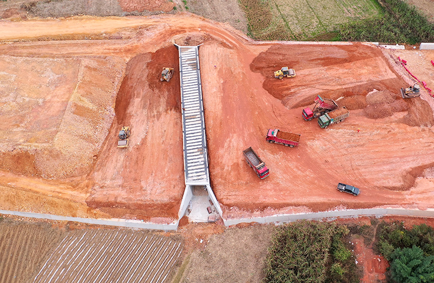上峒高速1號(hào)預(yù)制場附近涵洞進(jìn)行土方施工。