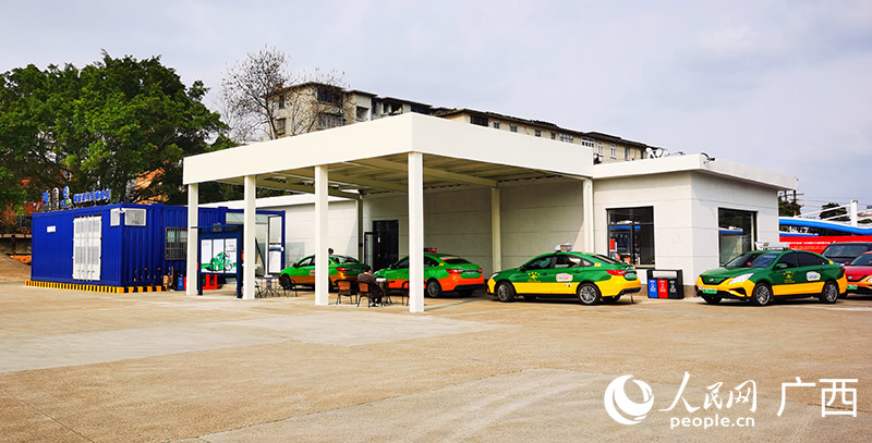 新能源出租車在站內(nèi)排隊換電。人民網(wǎng) 付華周攝